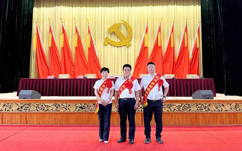 省政府國資委召開慶祝中國共產黨成立100周年暨“兩優一先”表彰大會2_1.jpg