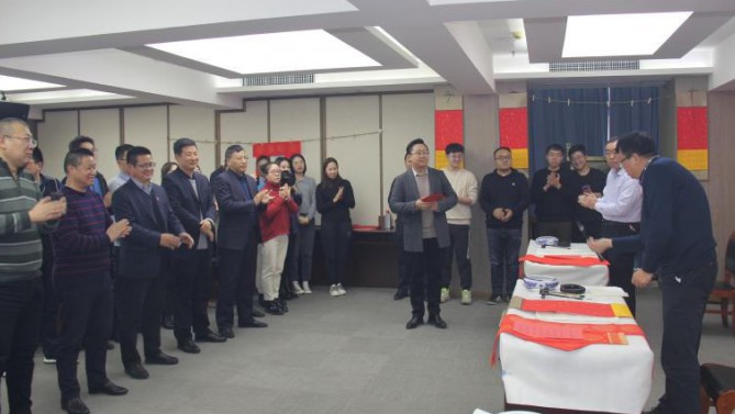 寫福字 送春聯 喜氣洋洋迎新春