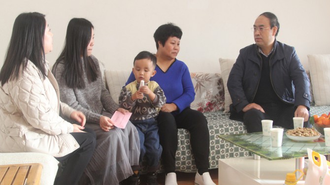 毛宏勇慰問置業公司困難職工