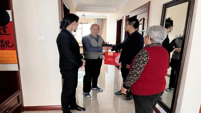 紅色物業，情暖中秋 ——上尚宅物業中心慰問孤寡老人